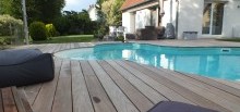 Piscine traditionelle avec terrasse en bois - 